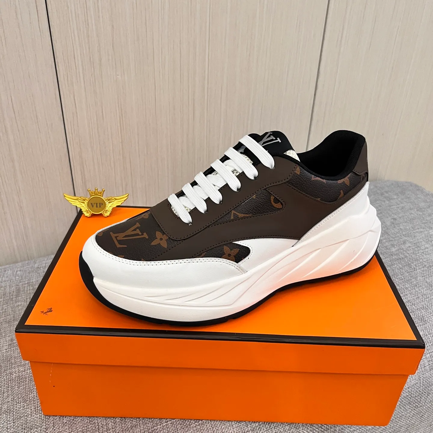 🚘🚘Factory batch 460 men's shoes💰[LV]🔥 Louis Vuitton, high-end men's shoes brand, official website 1:1 latest masterpiece: the upper is made of Italian imported first-layer cowhide with a comfortable and breathable lining➕original non-slip and wear-resistant outsole🔥, making walking more convenient and comfortable! An exclusive new model, a stunning work, a beautiful 1:1 replica [color] compared to the official quality! Create a fashionable personality to set off your uniqueness! A must-have for trendy men! Classic 🔥Size: 38-44 Color: 🔥 2⃣️colors available🔥.